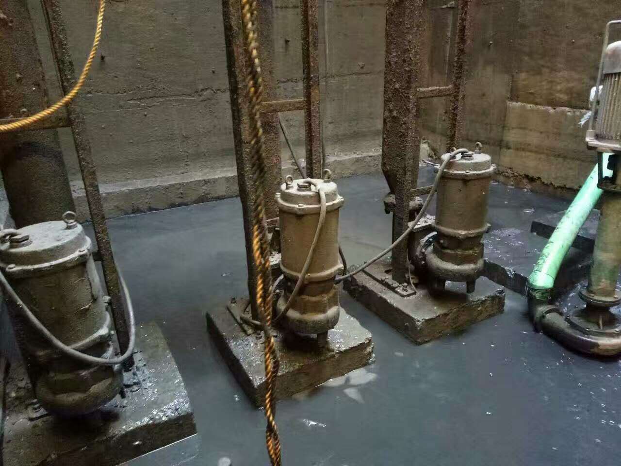 甘井子污水池清理