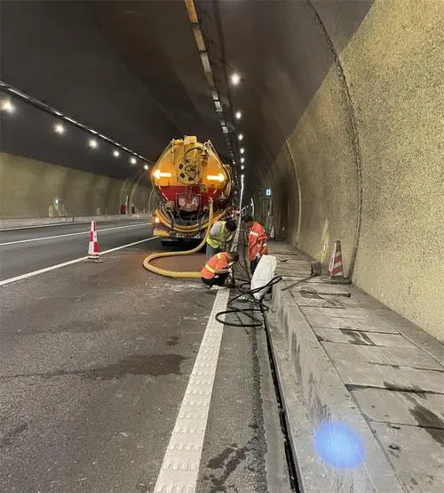 甘井子隧道排水渠清淤